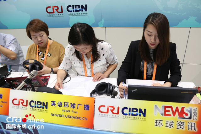 国际台英语直播团队对记者会进行直播