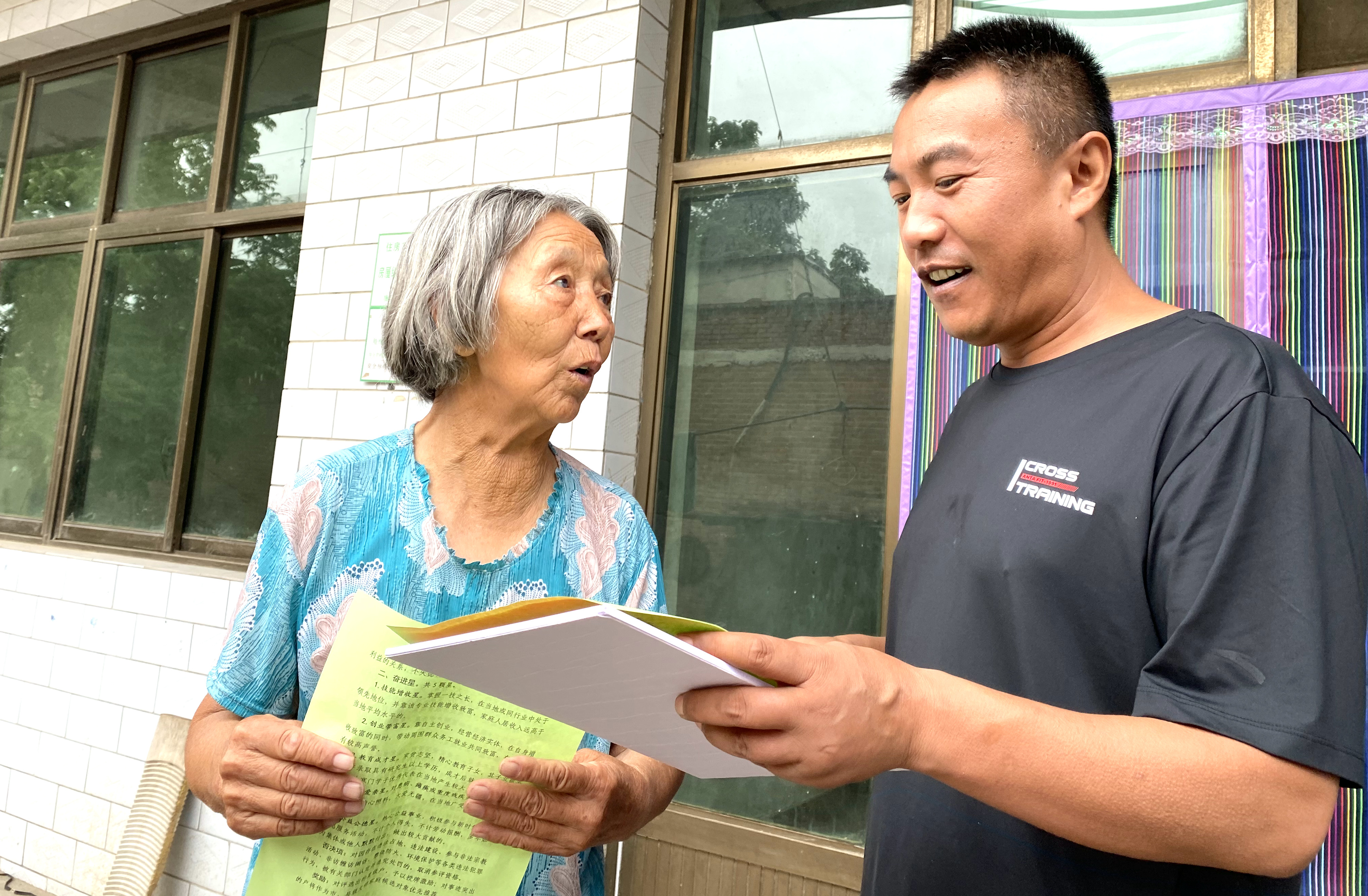 （原创）河北唐县：小小星创牌 引领大文明_fororder_白合村驻村工作队员向农户宣传“星级创评”政策