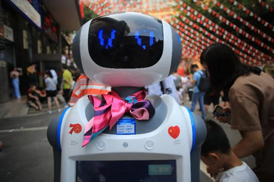 【CRI专稿 列表】重庆长江索道景区智能服务机器人上岗“实习”