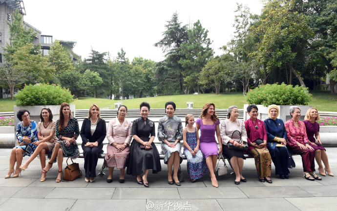 彭麗媛邀請G20杭州峰會外方代表團團長夫人參觀中國美術學院