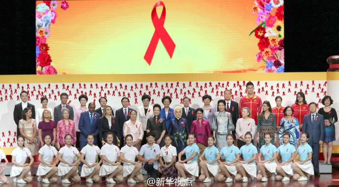 彭丽媛同G20杭州峰会外方代表团团长夫人出席“艾滋病防治宣传校园行”活动