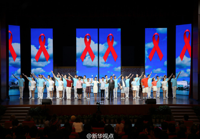 彭麗媛同G20杭州峰會外方代表團團長夫人出席“艾滋病防治宣傳校園行”活動