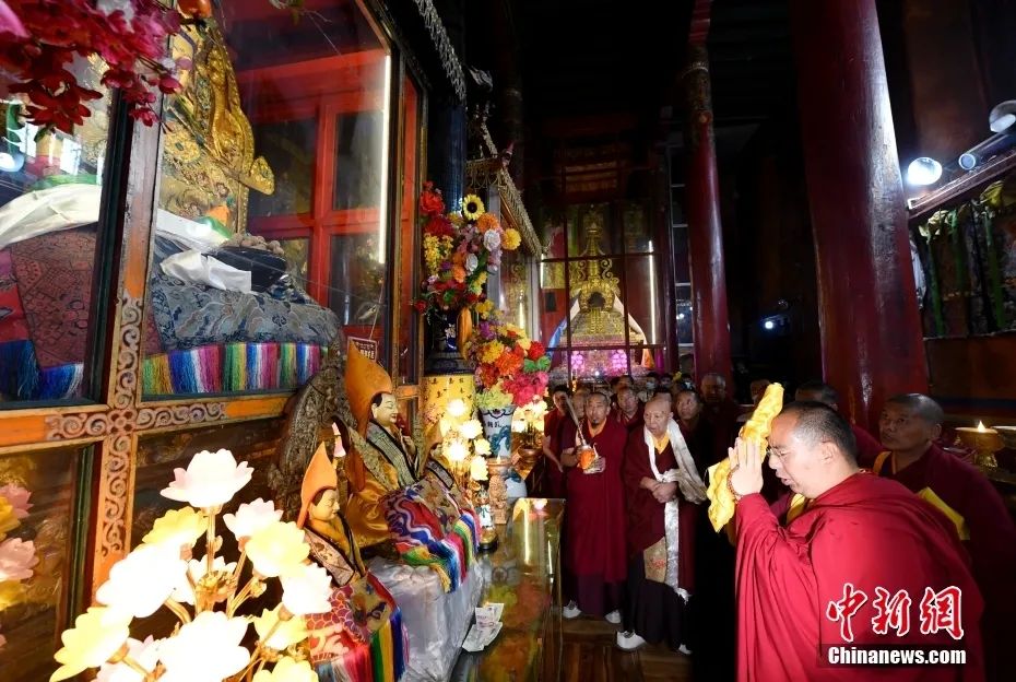 班禅在西藏昌都强巴林寺礼佛讲经为信众摸顶赐福