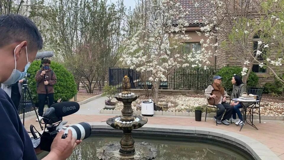 他一定是去寻找“比我老的老头”了，难忘黄永玉生前最后一次采访