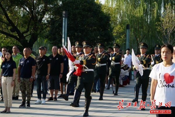 東湖綠道升起五星紅旗慶祝新中國成立70週年