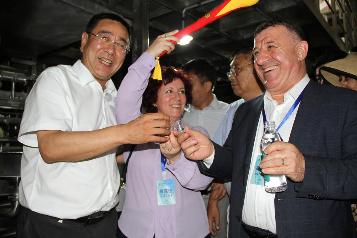 Diplomats Visit Liulin Town in Baoji City to Explore Thousand-Year Liquor Town's Inheritance Code_fororder_图片5