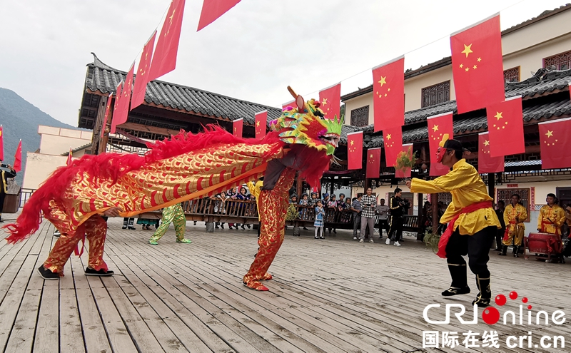 贵州望谟：布依族群众打糍粑耍麒麟庆国庆（组图）