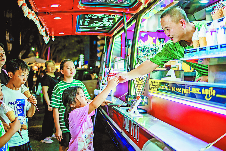 重庆新夜市：“新人”新招新“味道”