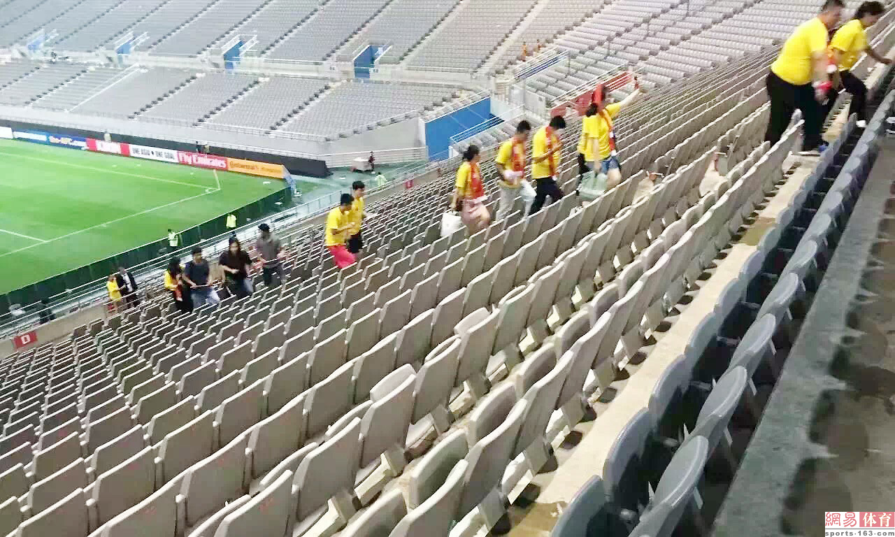 国足最美女粉丝!中国球迷1举动向日本学习 国足最美女粉丝!中国球迷1举动向日本学习