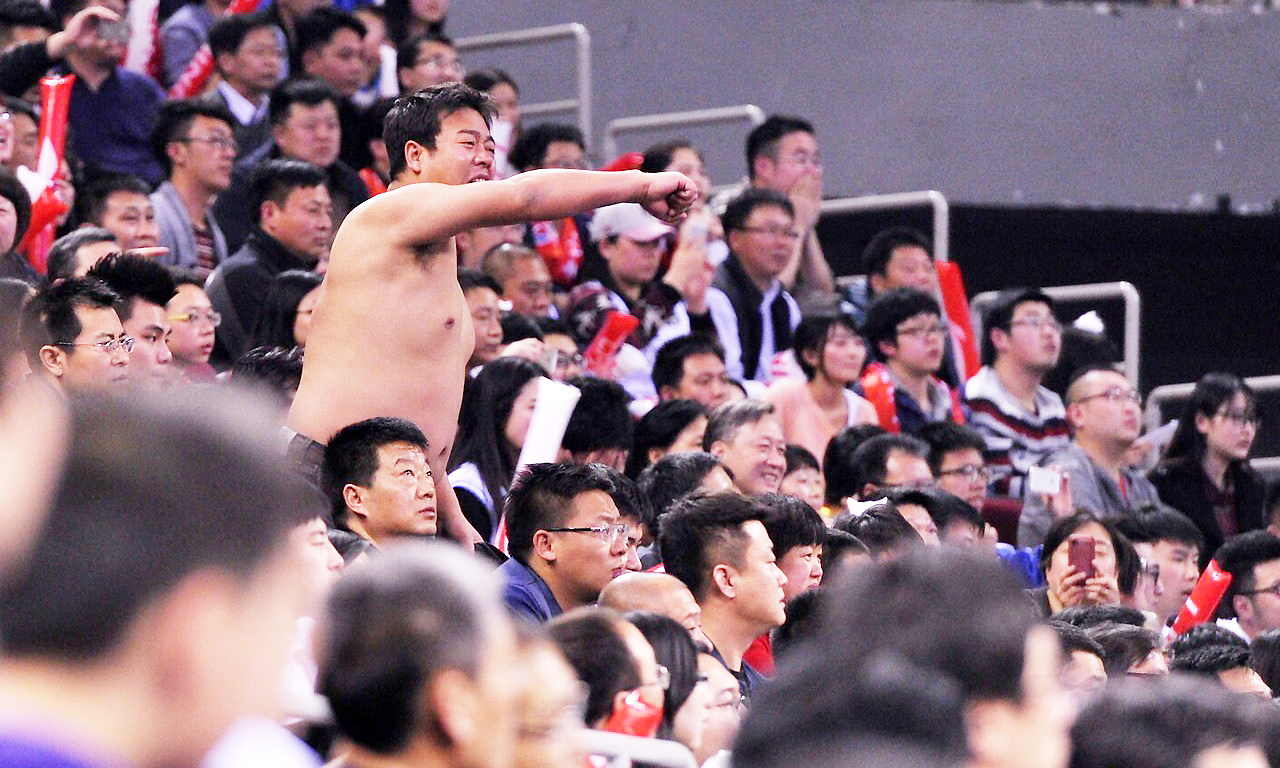 国足最美女粉丝!中国球迷1举动向日本学习 国足最美女粉丝!中国球迷1举动向日本学习
