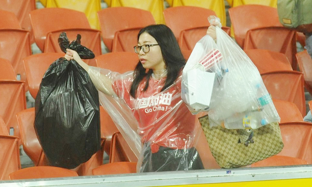 国足最美女粉丝!中国球迷1举动向日本学习 国足最美女粉丝!中国球迷1举动向日本学习