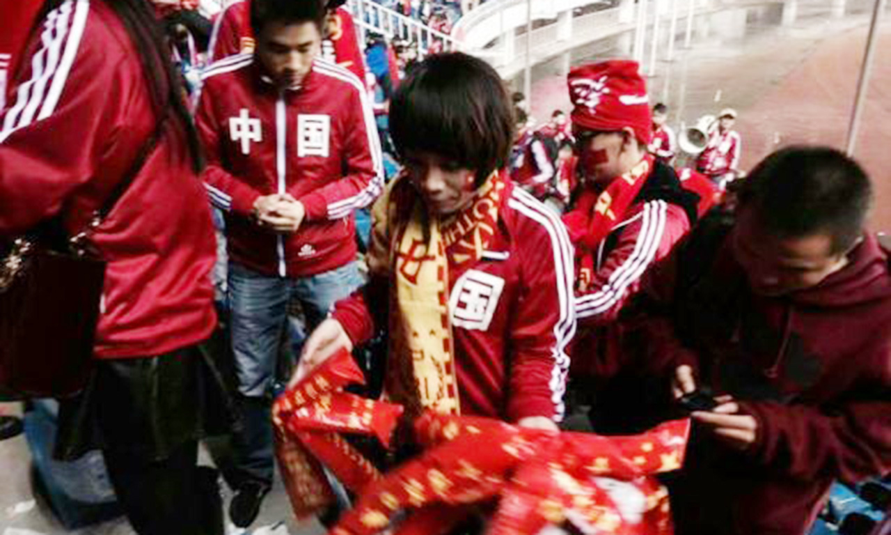 国足最美女粉丝!中国球迷1举动向日本学习 国足最美女粉丝!中国球迷1举动向日本学习