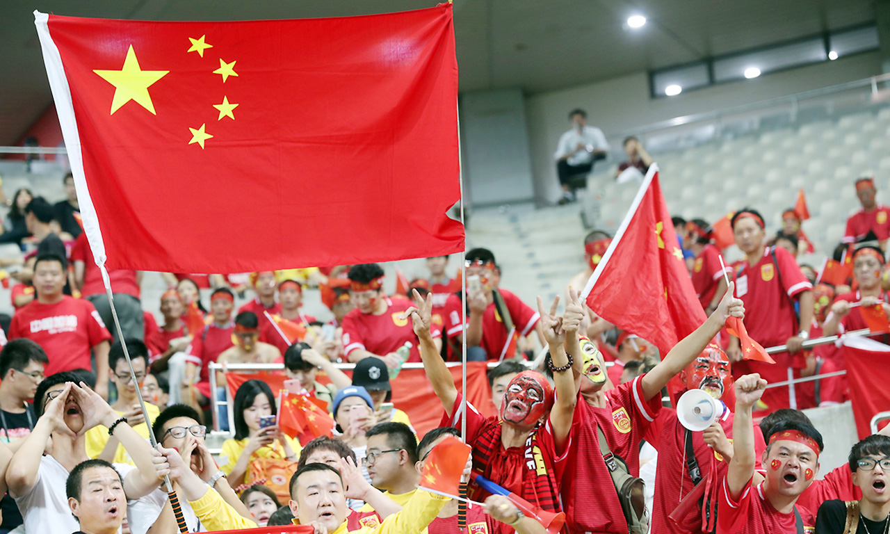 国足最美女粉丝!中国球迷1举动向日本学习 国足最美女粉丝!中国球迷1举动向日本学习