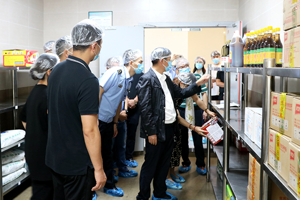 检查现场 摄影 陈国峰邹建一行实地查看食堂库房,操作间,配餐间等区域