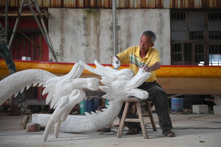 新華全媒+|包粽子、造龍舟、收艾葉——汨羅江畔迎端午