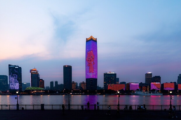 【原創】致敬獻血者 東方明珠、上海中心等多個城市地標點亮生命紅_fororder_2_副本
