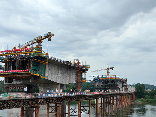 中铁建大桥工程局四公司获得桥梁防撞护栏模板安拆机具专利工作效率较高