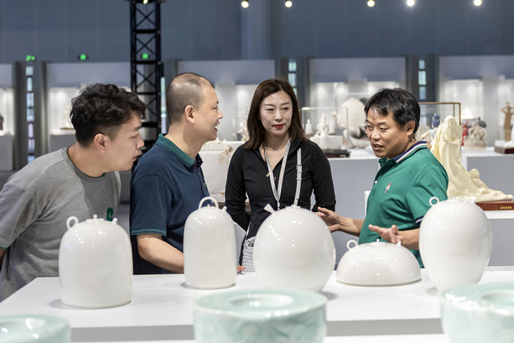 第二届德化“中国白”中国传统陶瓷艺术双年展开幕-国际在线