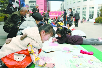 【民生教育】【主页标题】武汉市青少年宫举行素质教育春季展演【内容页标题】市青少年宫举行素质教育春季展演 近百名青少年描绘美丽大武汉长卷