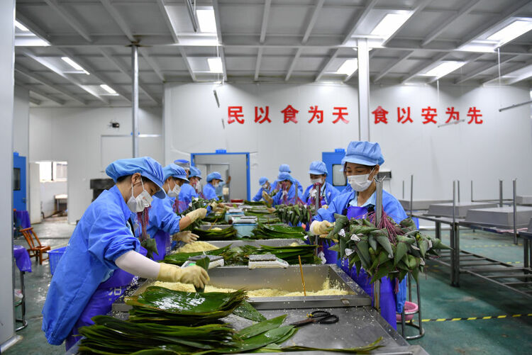 新華全媒+|包粽子、造龍舟、收艾葉——汨羅江畔迎端午