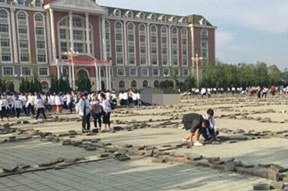 遼寧一高校被指強制學生搬磚 校方稱係義務勞動