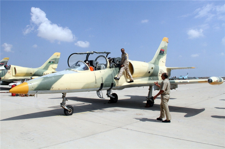 9月4日,在利比亚米苏拉塔空军基地,工作人员检查战斗机