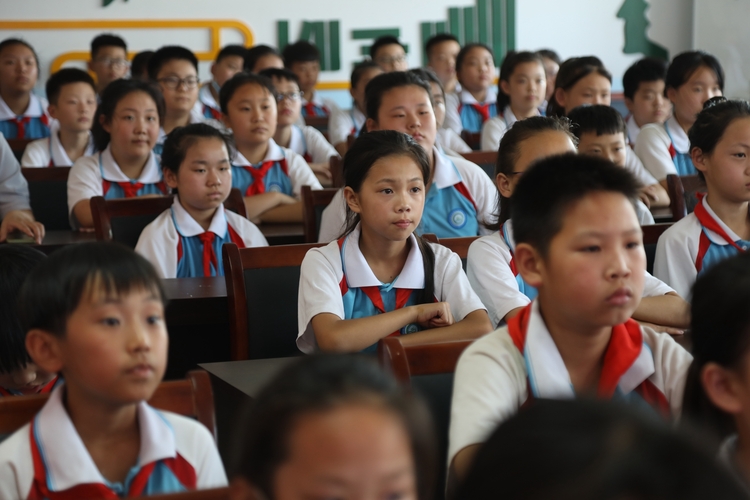 图片默认标题_fororder_满城区东马小学的学生认真观看传统戏曲唱段 摄影 张丽娟