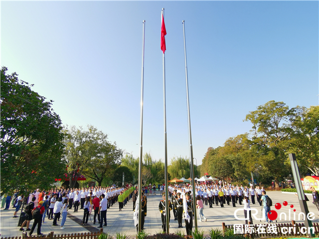【急稿】【湖北】【CRI原創】升國旗看閱兵 武漢市民多種形式祝福祖國