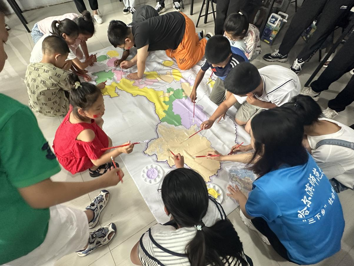 哈尔滨师范大学乡村振兴联合实践团与依兰县团委、达连河镇新胜村开展“三色”绘美丽乡村系列实践活动_fororder_图片10