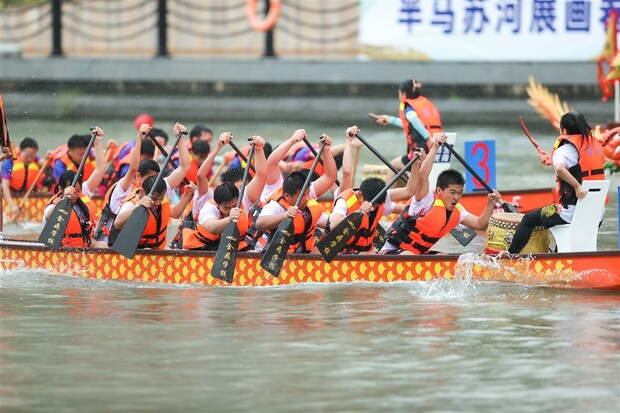 【聚焦上海-焦点图】2023普陀龙舟赛打响 上海半马苏河奏响“雨中交响乐”