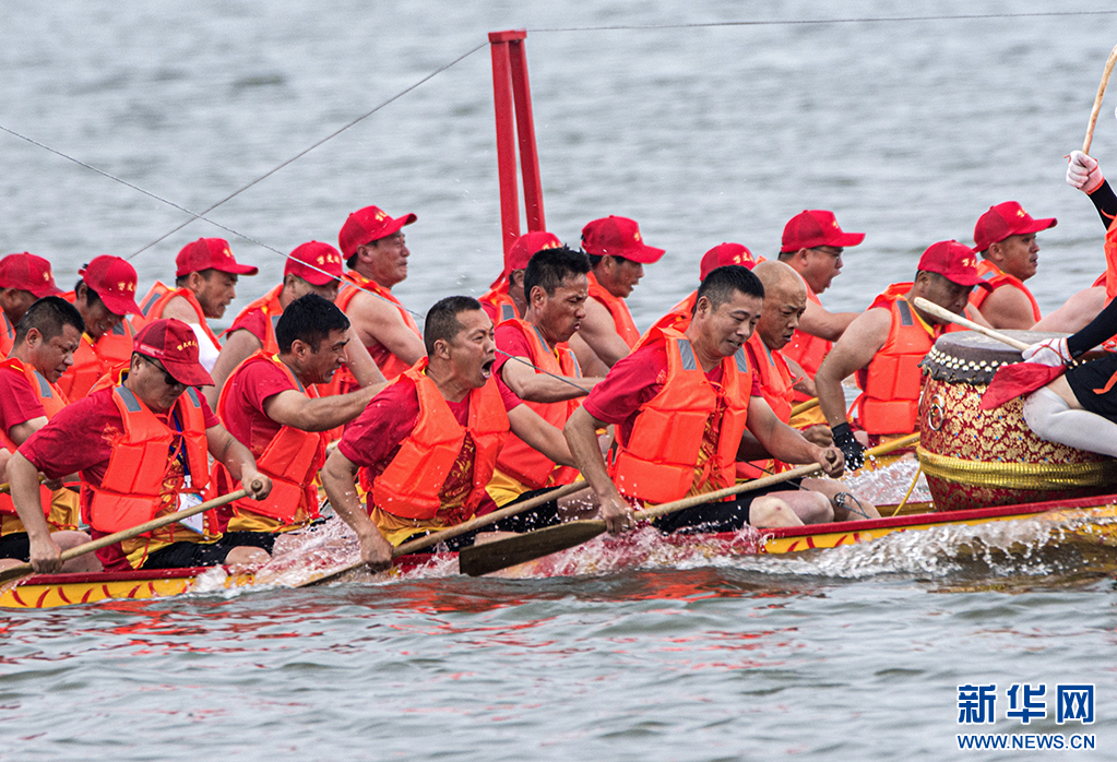 湖北武穴:龍舟競賽迎端午