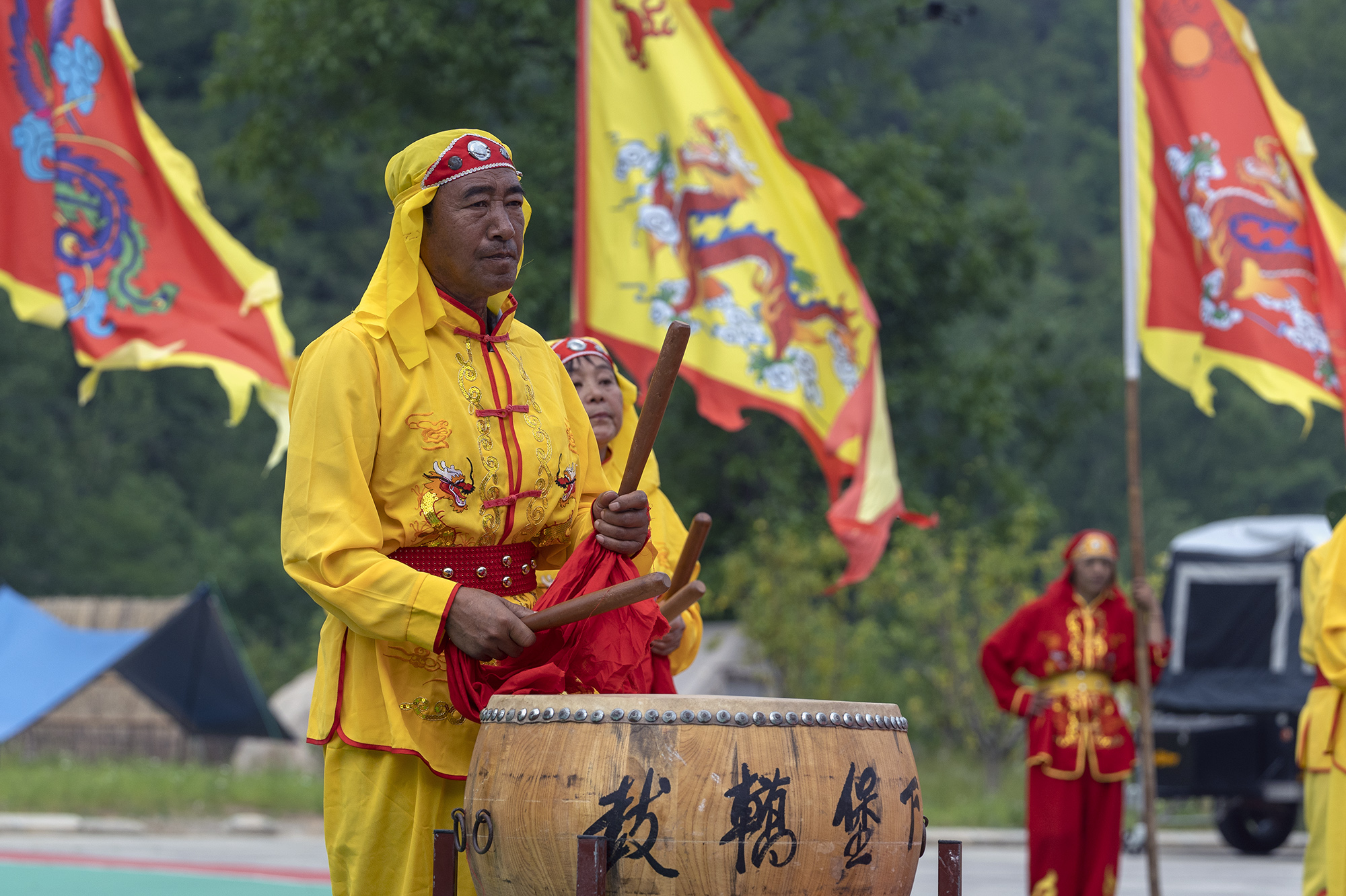 2023阜平红色超级马拉松开跑_fororder_文化节目——下堡轿鼓现场助力。李秀芹 摄