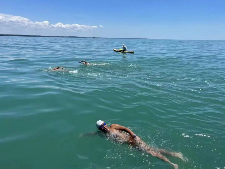 泉州惠安：经过9小时23分钟 三“泳”士成功横渡琼州海峡_fororder_图片1