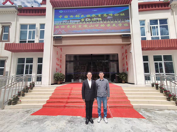 摄影 桑朗泽郎蔡小雄一行到康定市第二中学考察,开展相关教育帮扶活动