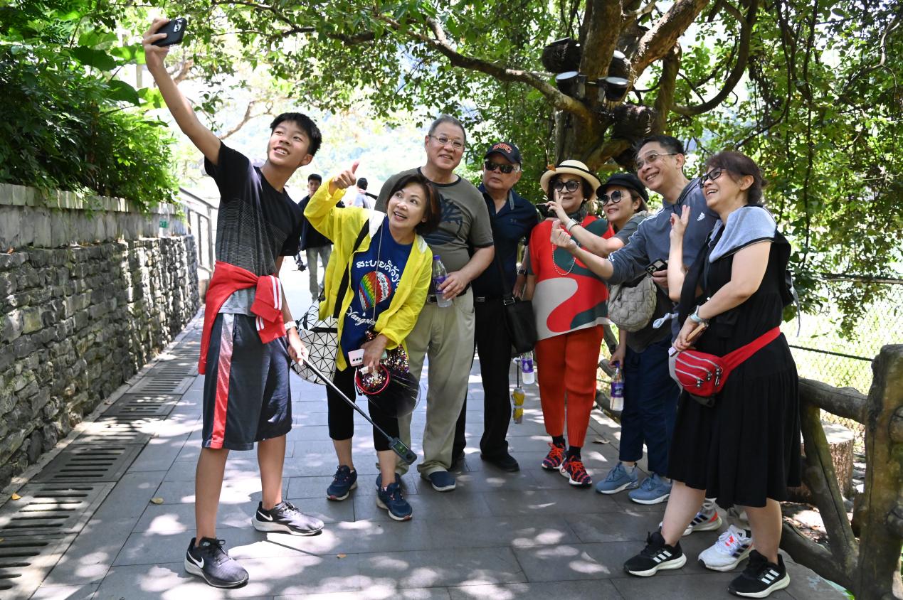 德天跨国瀑布景区迎泰国入境旅游团  助推广西大新旅游全面复苏_fororder_20230717_203814