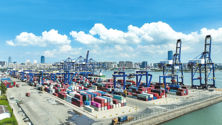 【城市远洋-图片】上半年海口货物进出口总值425.59亿元