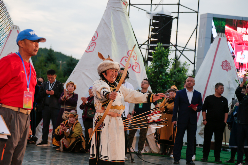 岭上花园鄂伦春篝火节上唱响幸福欢歌