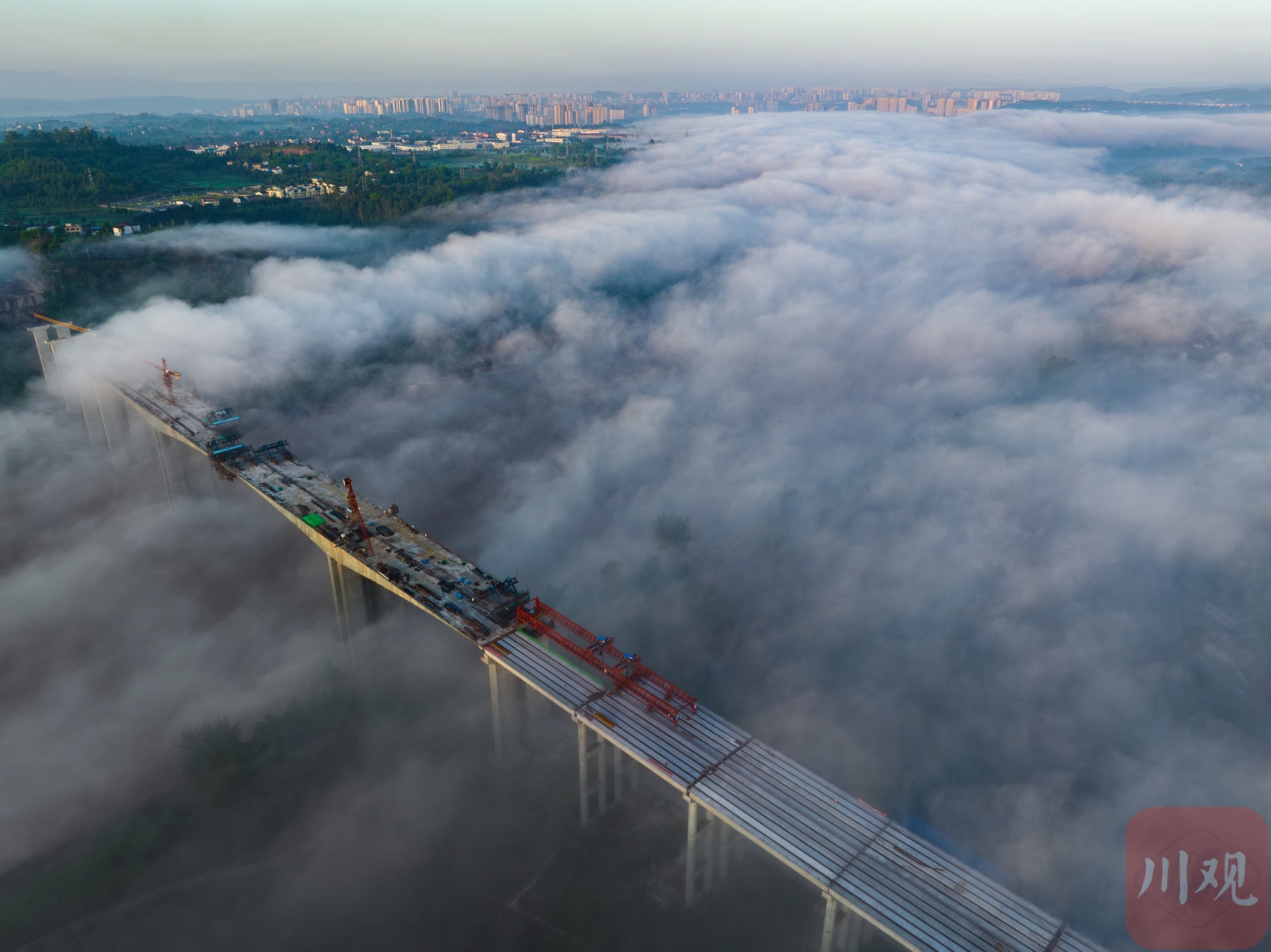 （转载）广安：建设中的大龙渠江特大桥烟云缭绕，壮美无比！_fororder_NEWS_39B068AF7164E183ED70693684E7EFE2.JPG