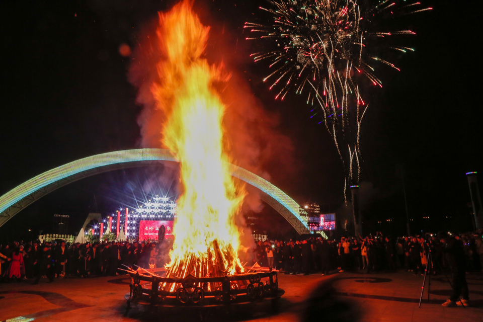 岭上花园鄂伦春篝火节上唱响幸福欢歌