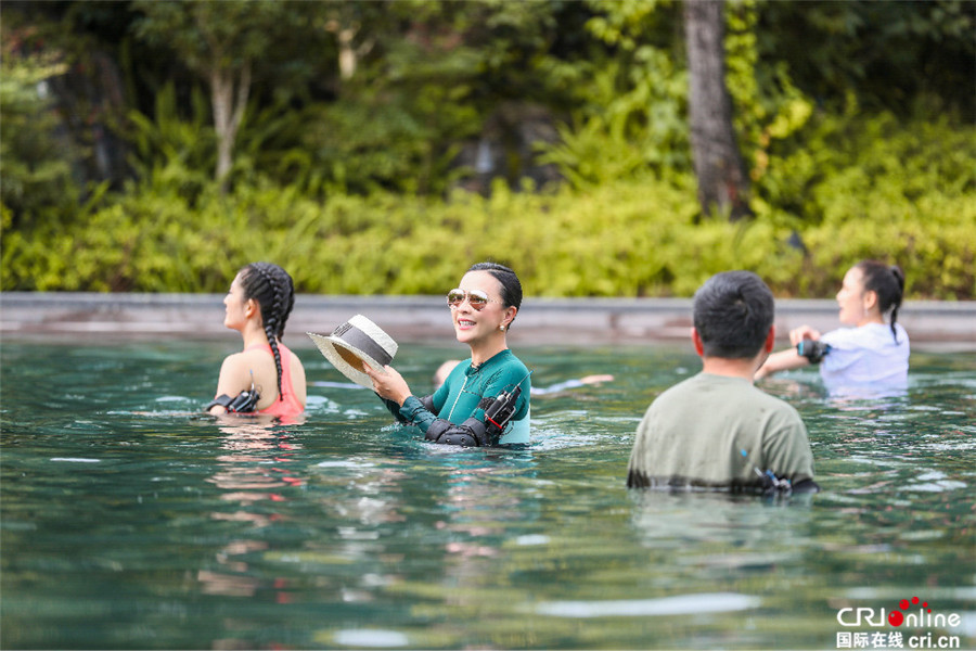 《我们来了》刘嘉玲赵雅芝相拥入水 宛如出水芙蓉