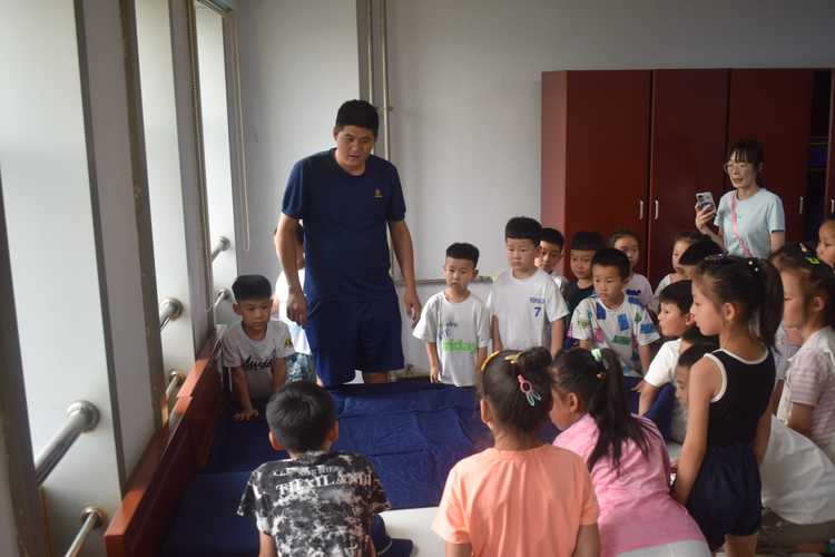 河北平泉：消防站开放日 萌娃“零距离”体验“火焰蓝”_fororder_图片3