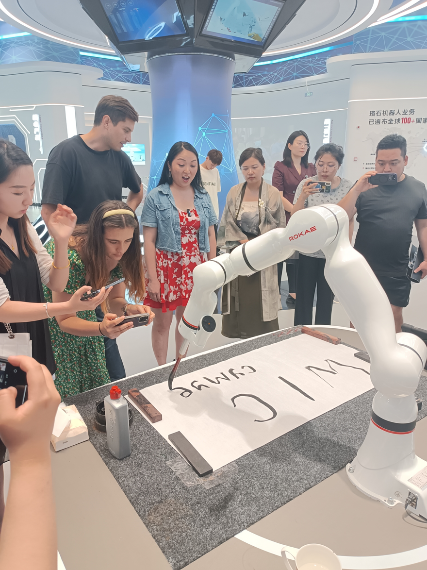 Foreign Internet Influencers Experience Fusion and Collision of Traditional Chinese Culture and Modern Technology in Birthplace of Confucian Culture_fororder_圖片2