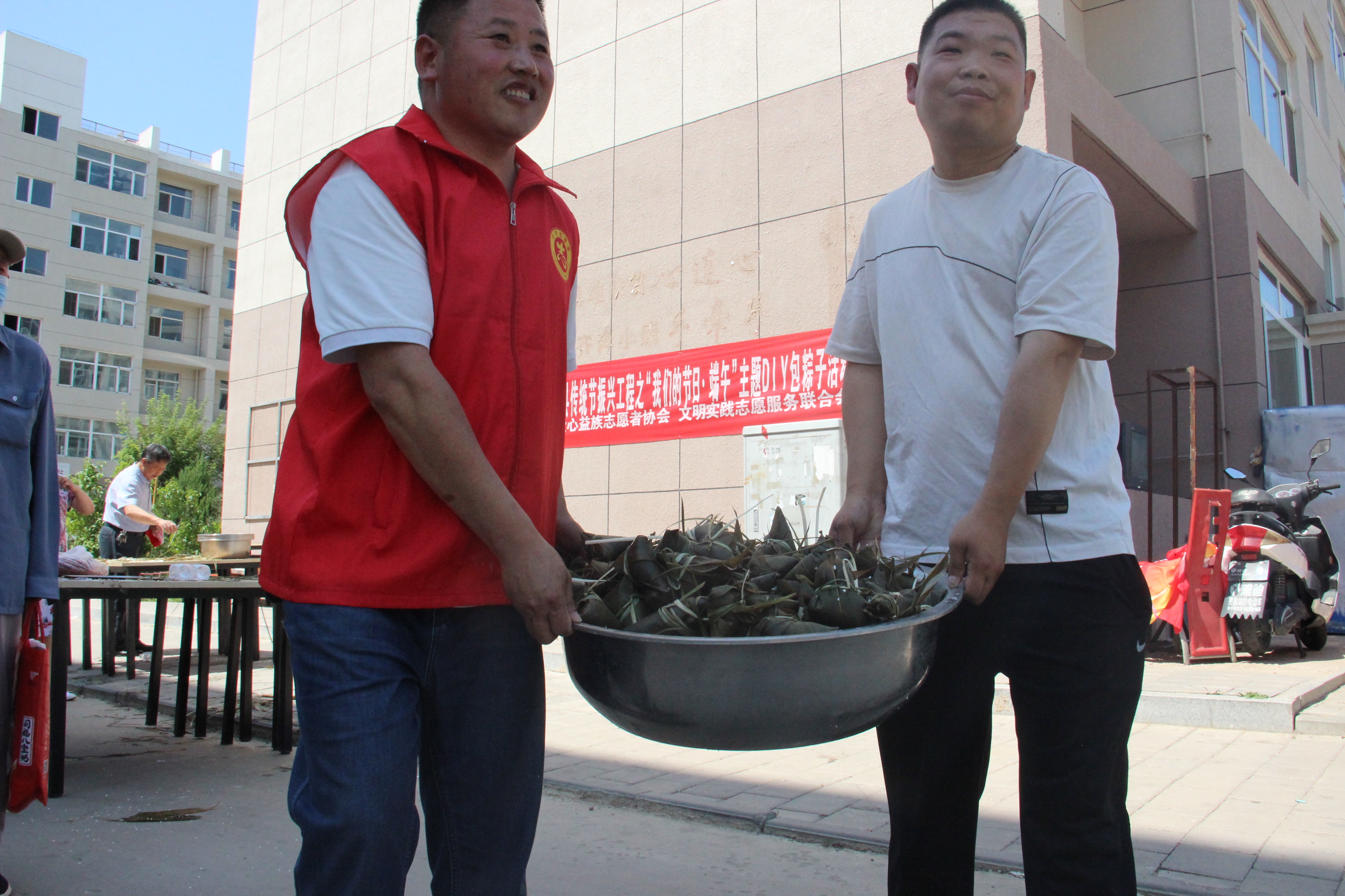 图片默认标题_fororder_志愿者准备将包好的粽子送煮 程晖摄.JPG