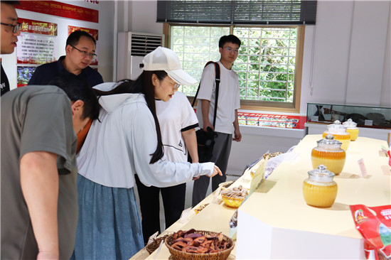 南阳市西峡县五里桥镇土槽村：昔日“吐槽村”成为“网红”打卡地_fororder_采访团成员被村里的特产所吸引 摄影 王小军.JPG