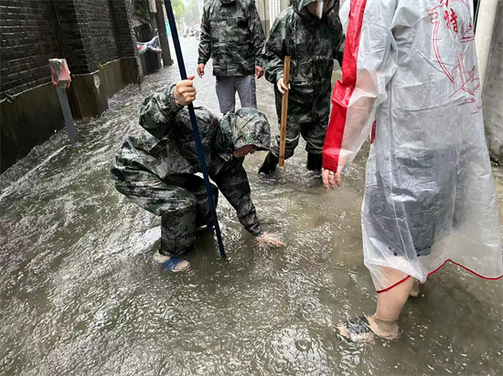 向雨而行 泰州海陵城中街道這支“橄欖綠”步履不停_fororder_圖片 1