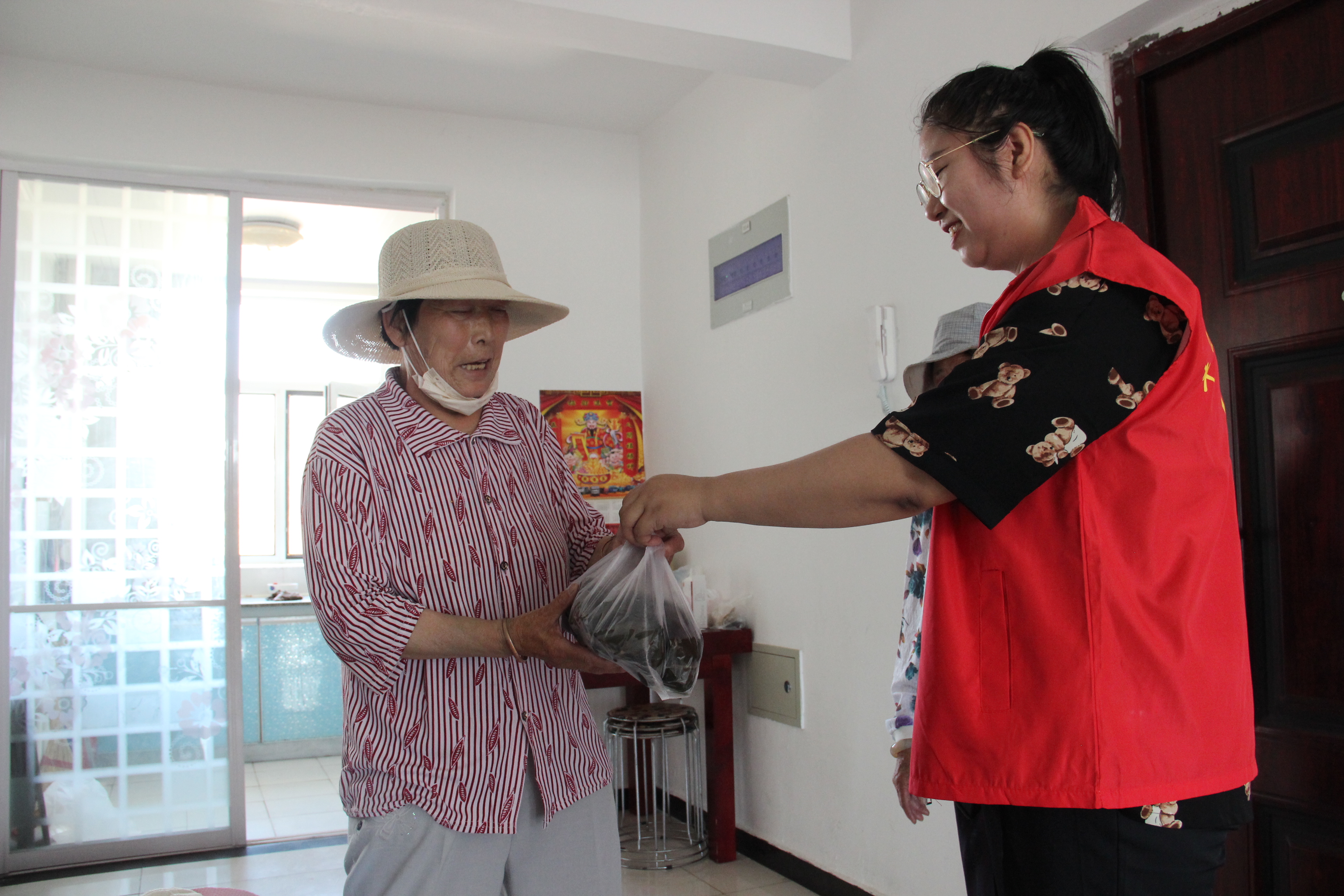 图片默认标题_fororder_志愿者将包好的粽子送到孤寡老人手中 程晖摄.JPG