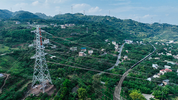 攀西电网500千伏优化工程线路成功跨越金沙江_fororder_500千伏建叙线跨江施工作业现场-供图-周毅