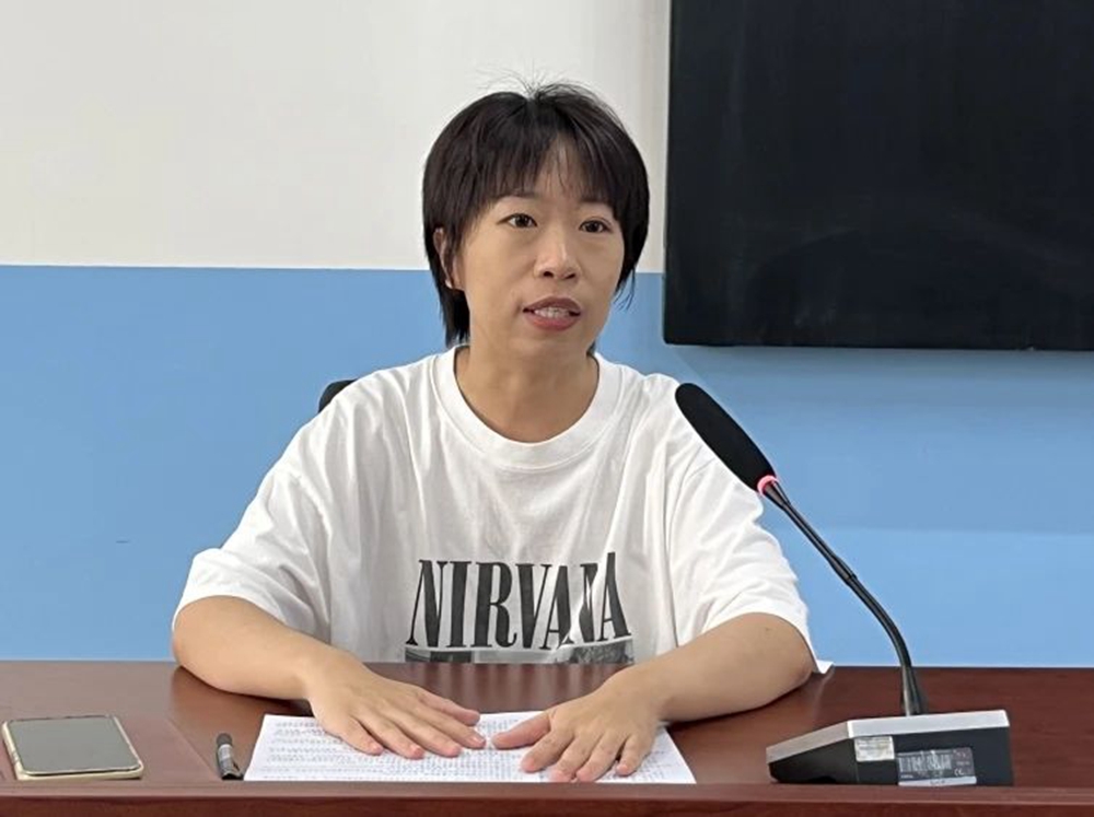 图片默认标题_fororder_满城区就业局工作人员讲话 摄影 王玉