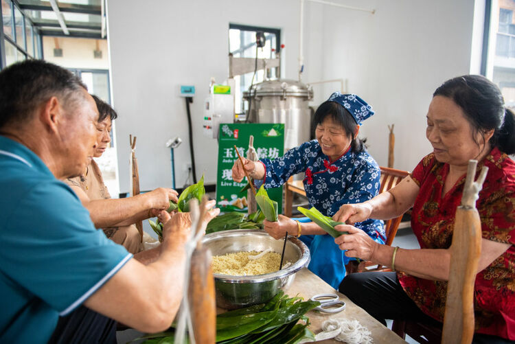 传承人文力量 涵养家国情怀——多地群众端午节庆扫描