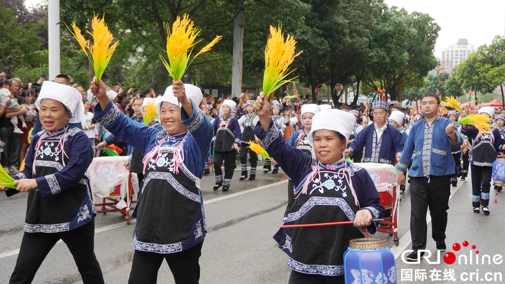 “龍遊漣江·好花正紅” 貴州惠水龍舟爭霸賽等端午系列活動火熱進行中_fororder_民族大聯歡千人踩街活動現場 (7).JPG